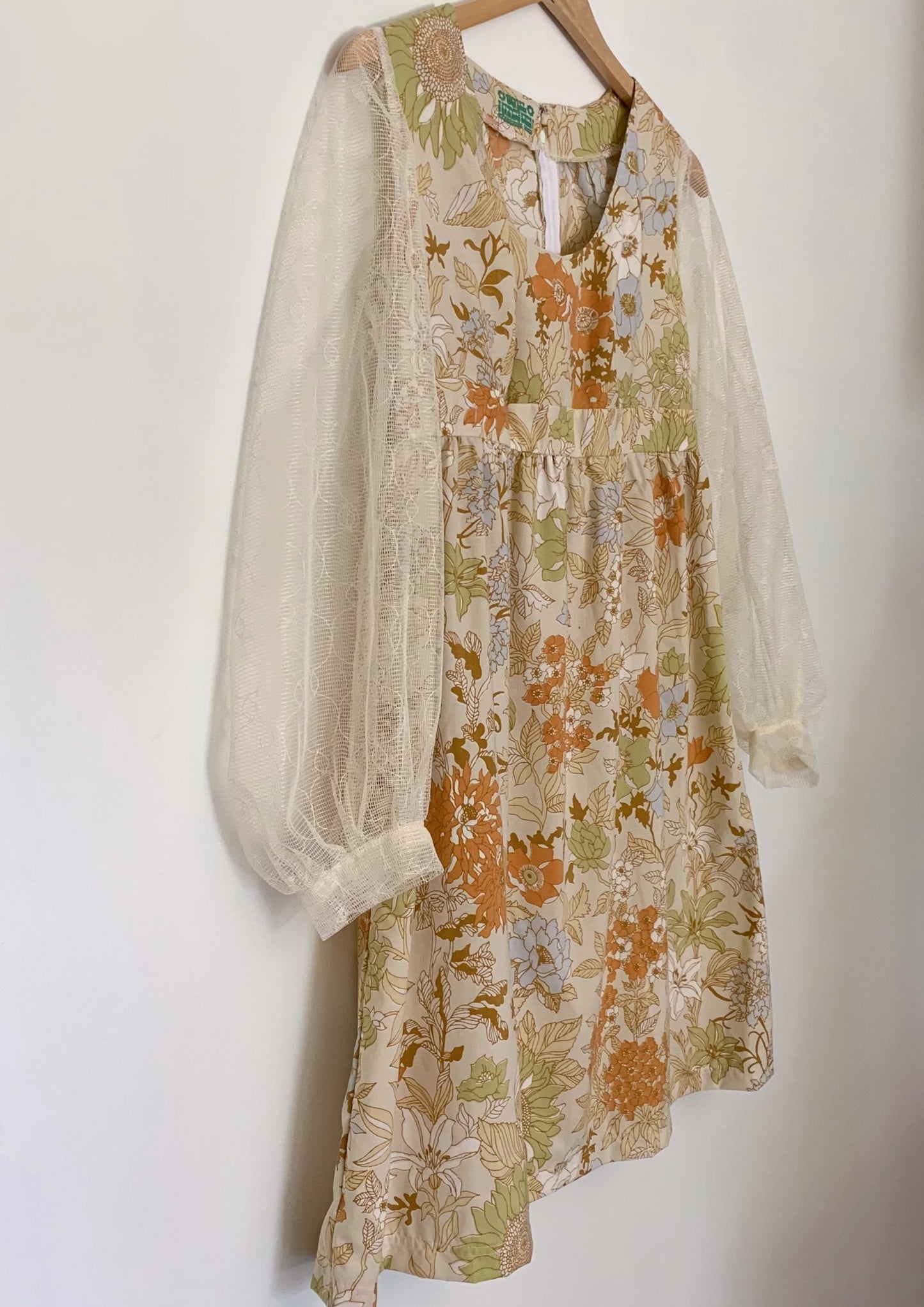 SOFT FLORAL GHOST SLEEVE DRESS (S)