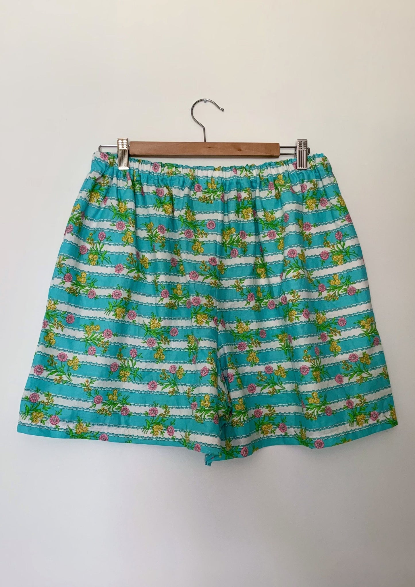 BLUE FLORAL STRIPE SHORTS (L)