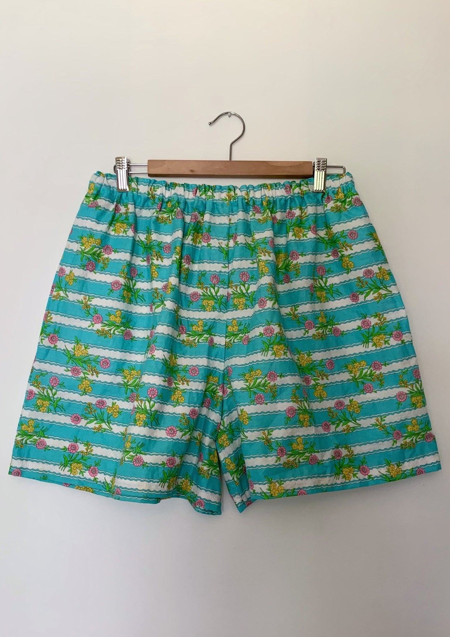 BLUE FLORAL STRIPE SHORTS (L)