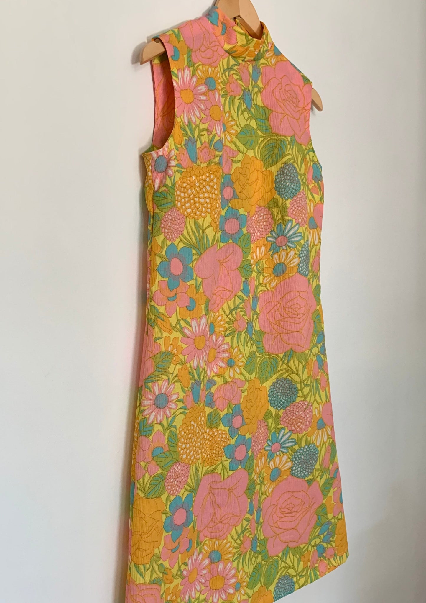 DRESS in 60s crepe floral mod (size MEDIUM)