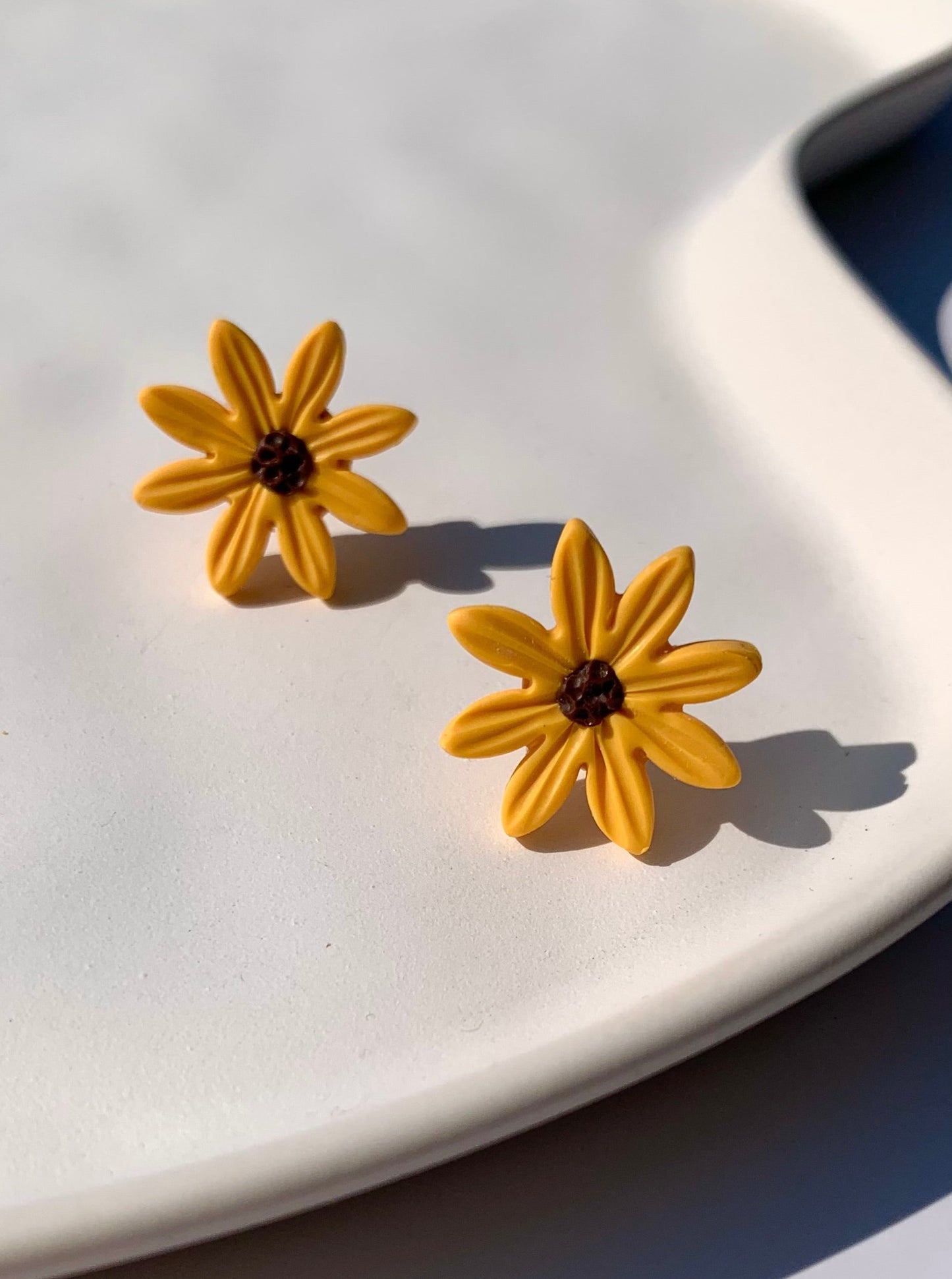 BLACK-EYED SUSAN stud