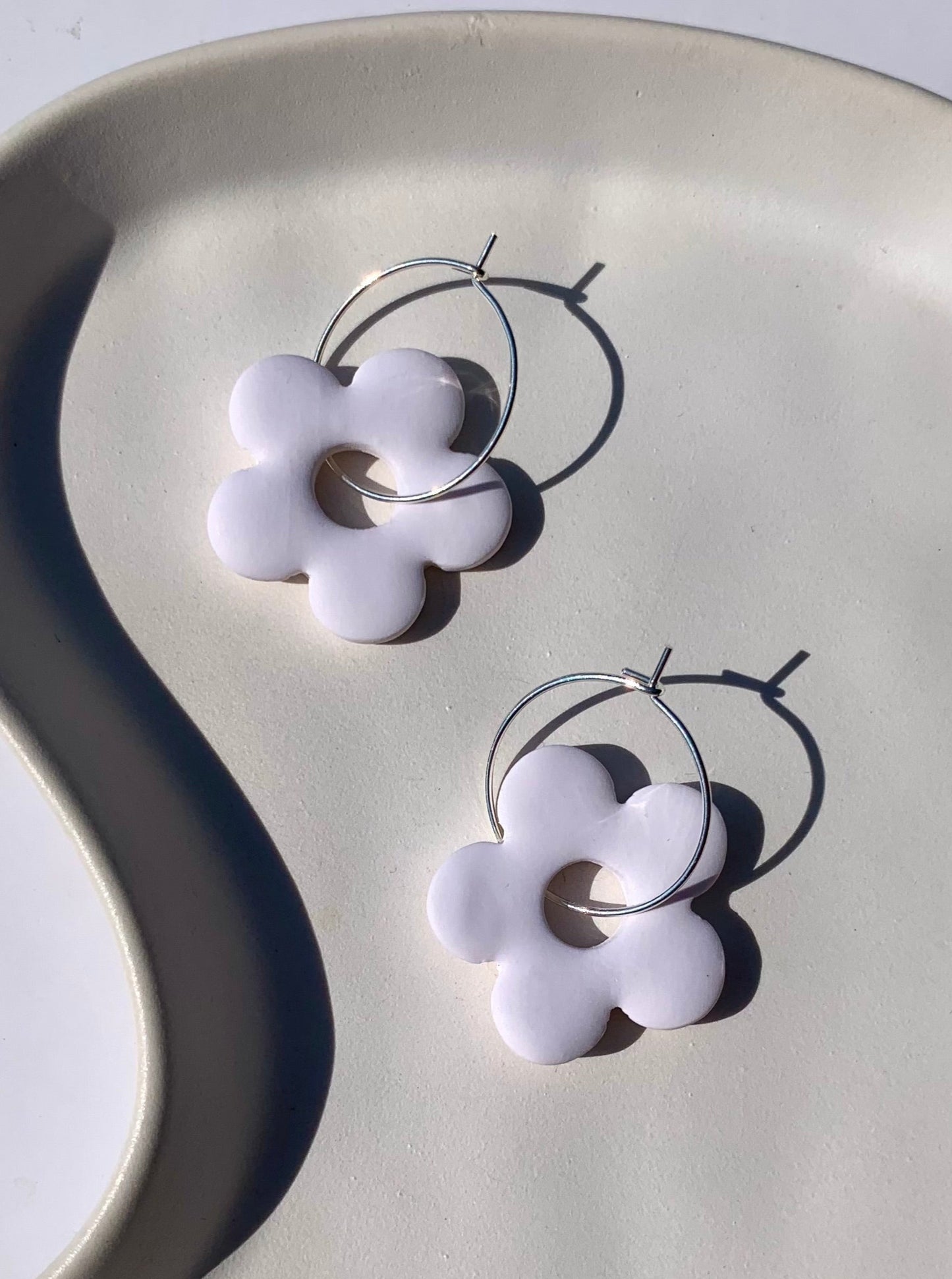 SINGLE BLOOM hoop in white