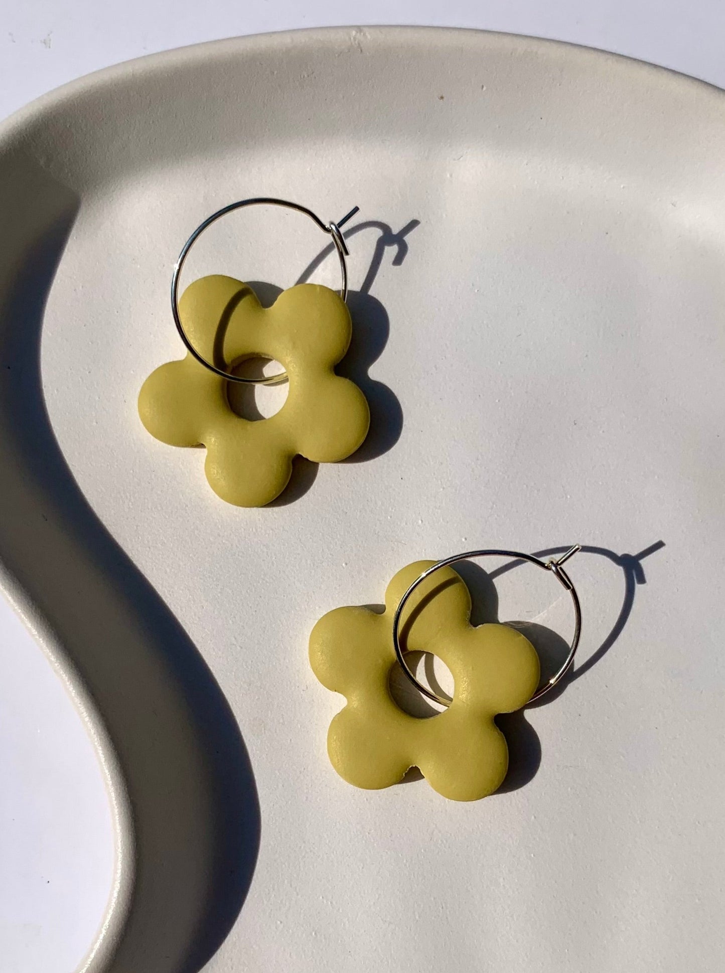 SINGLE BLOOM hoop in chartreuse