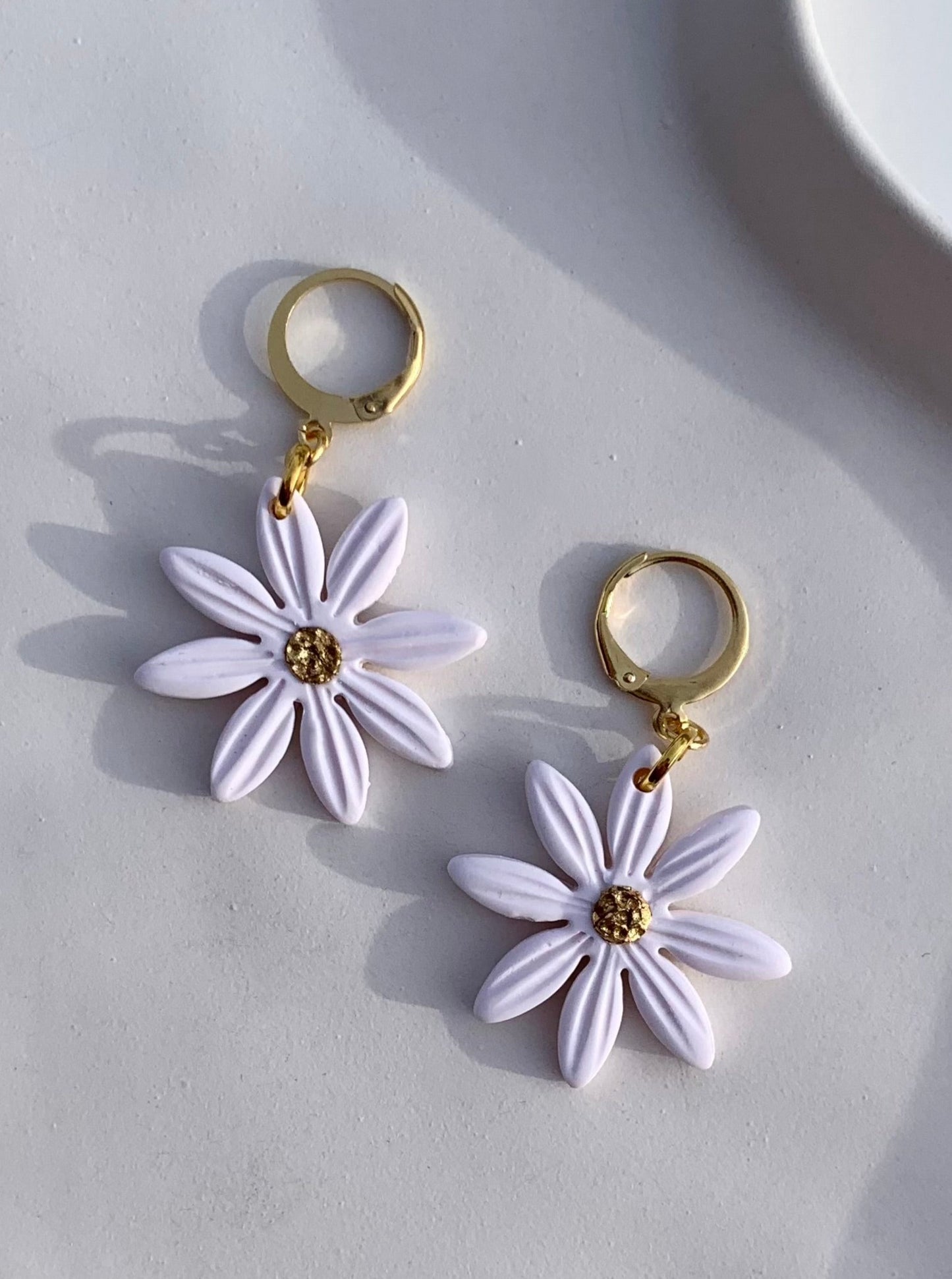 DAINTY DAISIES huggie