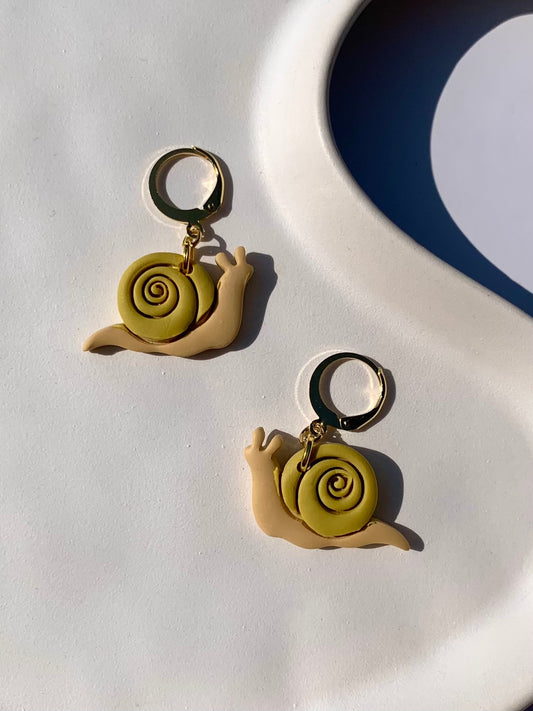 SNAIL huggie in tan & chartreuse