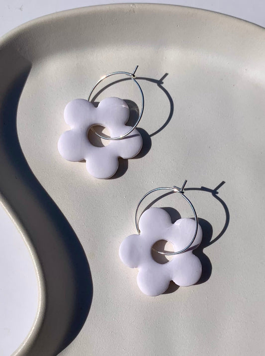 SINGLE BLOOM hoop in white