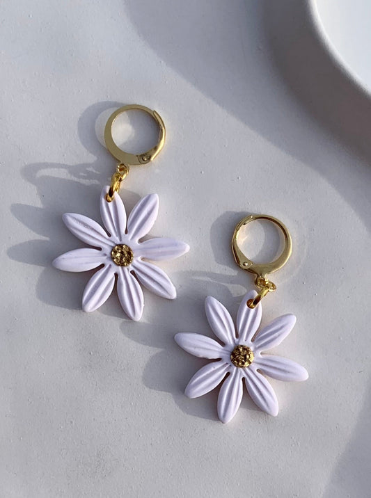 DAINTY DAISIES huggie